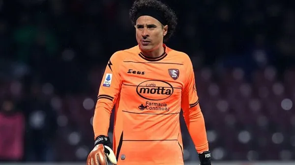 Guillermo Ochoa con el Salernitana 